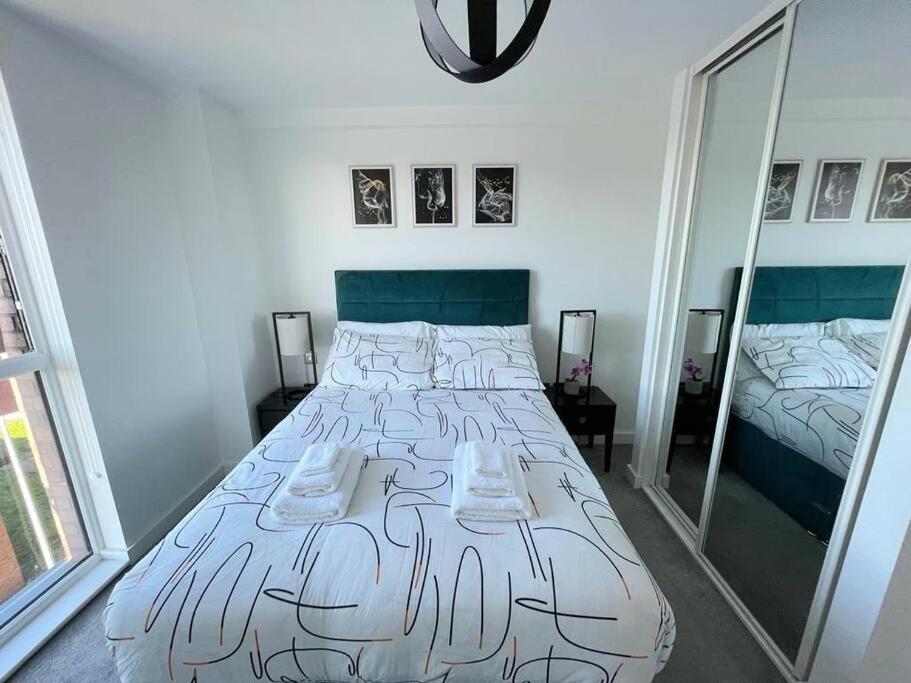 Апартаменты Relaxing 1-Bed Flat In Salford With Street Parking Манчестер Экстерьер фото