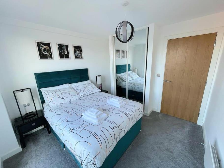 Апартаменты Relaxing 1-Bed Flat In Salford With Street Parking Манчестер Экстерьер фото